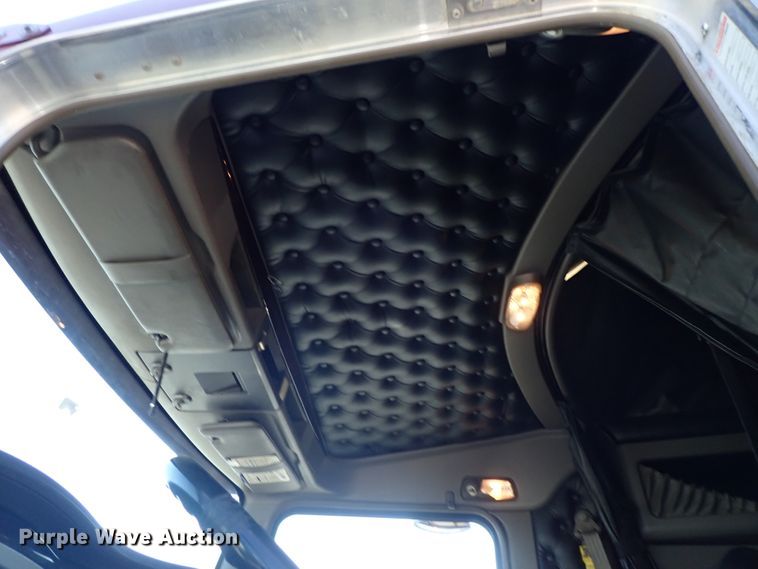 image for item DE5470 2012 Kenworth T660 semi truck