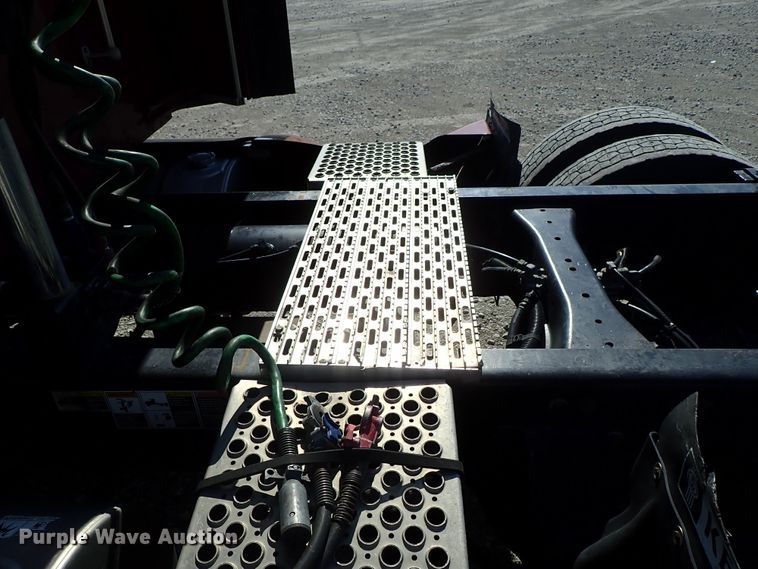 image for item DE5470 2012 Kenworth T660 semi truck