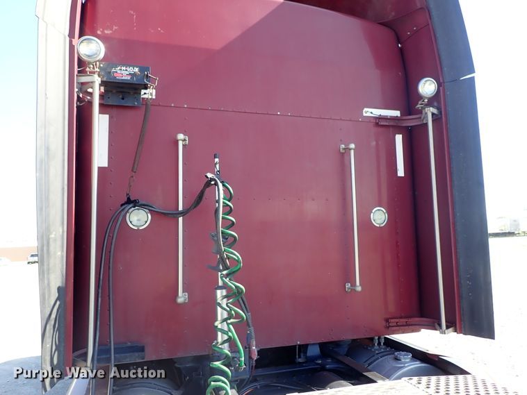 image for item DE5470 2012 Kenworth T660 semi truck