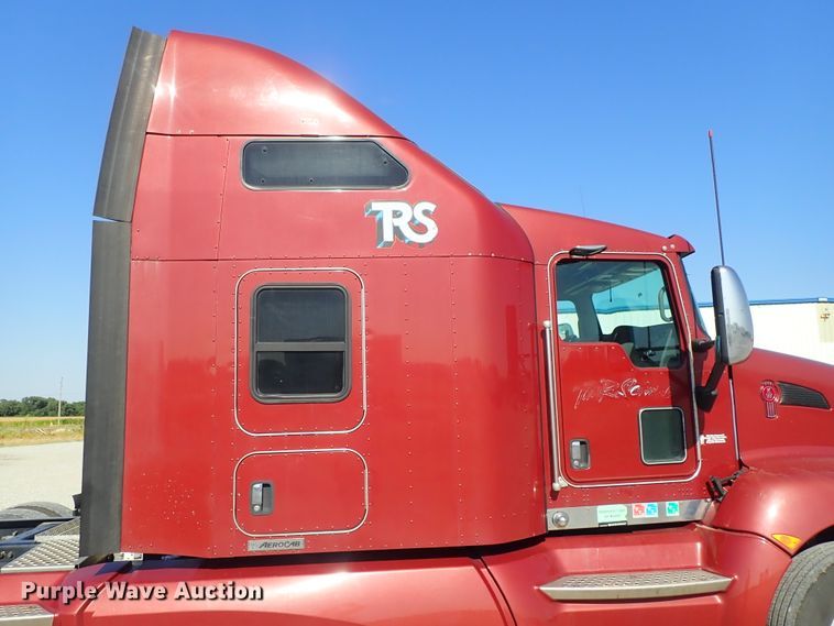 image for item DE5470 2012 Kenworth T660 semi truck