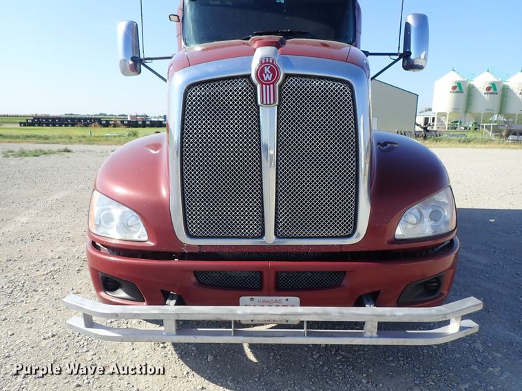image for item DE5470 2012 Kenworth T660 semi truck