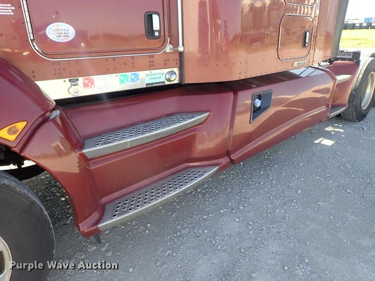 image for item DE5470 2012 Kenworth T660 semi truck