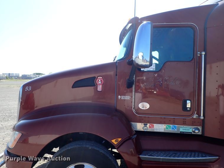 image for item DE5470 2012 Kenworth T660 semi truck