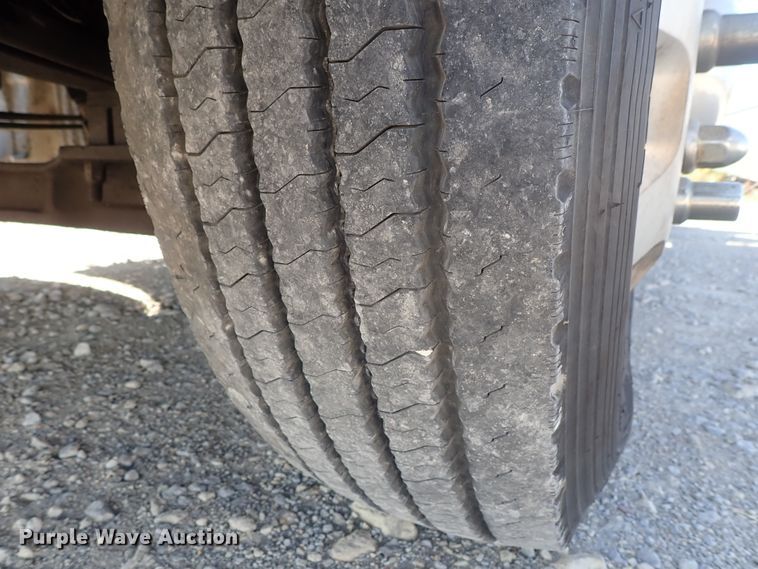 image for item DE5470 2012 Kenworth T660 semi truck