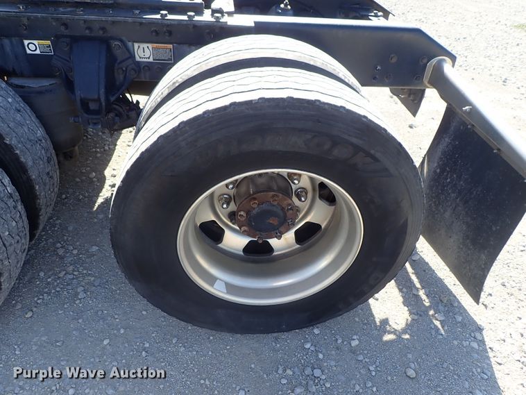 image for item DE5470 2012 Kenworth T660 semi truck