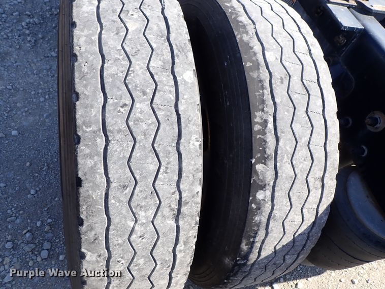 image for item DE5470 2012 Kenworth T660 semi truck