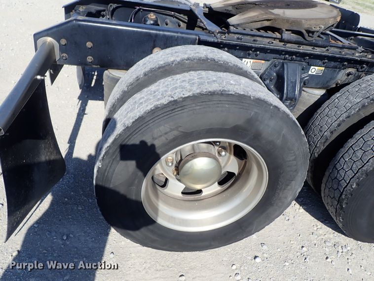 image for item DE5470 2012 Kenworth T660 semi truck