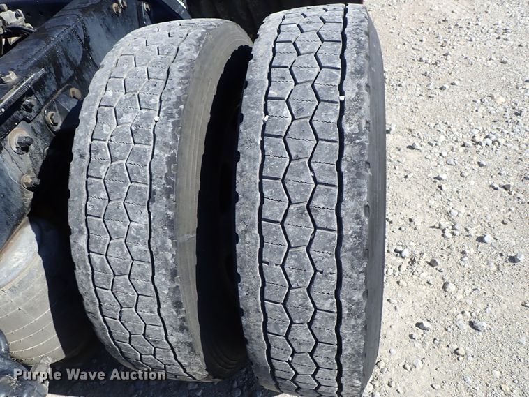 image for item DE5470 2012 Kenworth T660 semi truck