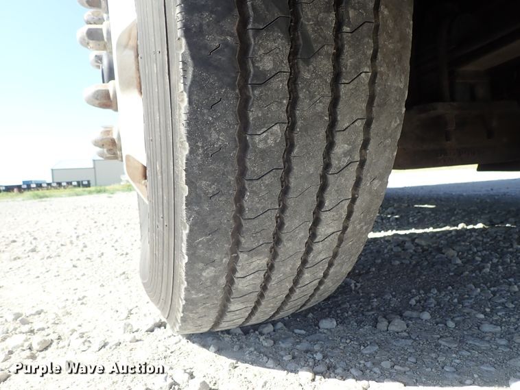 image for item DE5470 2012 Kenworth T660 semi truck