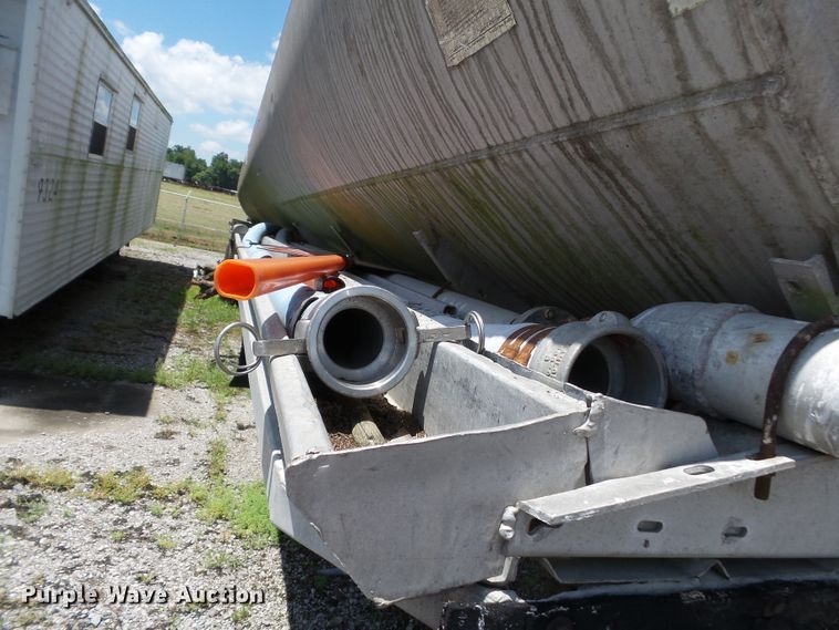 image for item DE7897 1973 Heil tank trailer