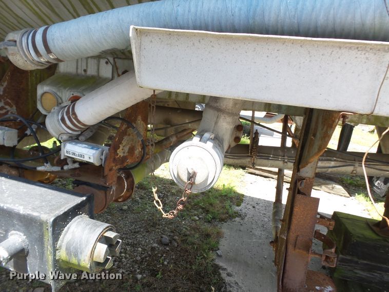 image for item DE7897 1973 Heil tank trailer