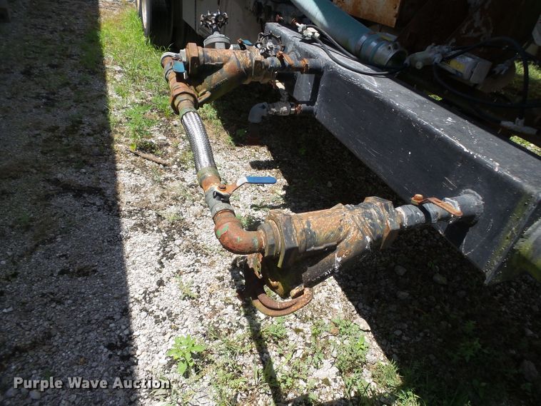 image for item DE7897 1973 Heil tank trailer