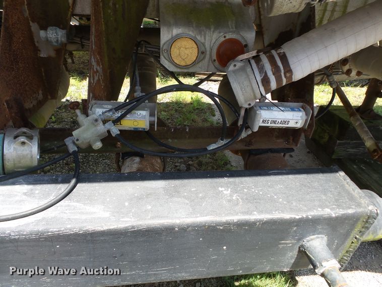 image for item DE7897 1973 Heil tank trailer