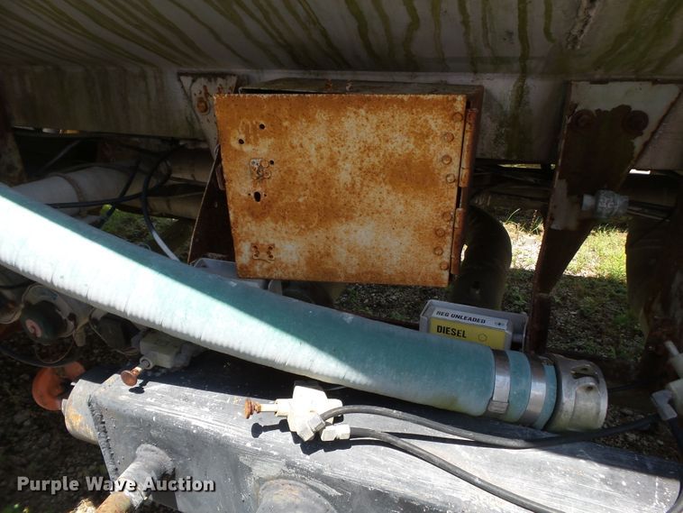 image for item DE7897 1973 Heil tank trailer