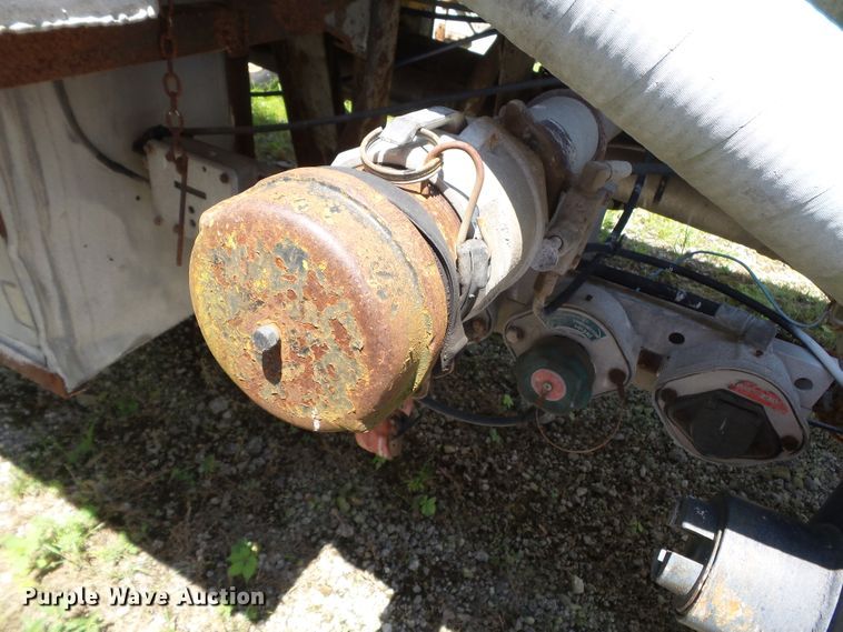 image for item DE7897 1973 Heil tank trailer