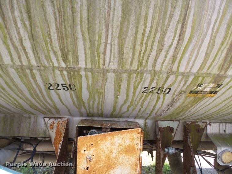 image for item DE7897 1973 Heil tank trailer