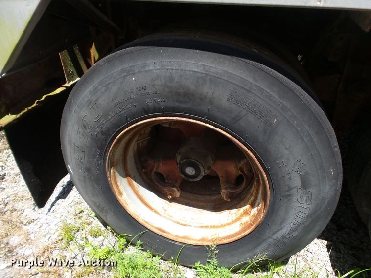 image for item DE7897 1973 Heil tank trailer