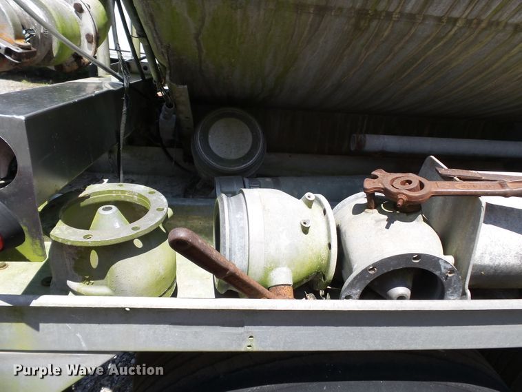 image for item DE7897 1973 Heil tank trailer