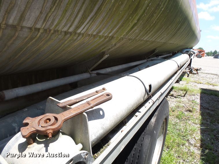 image for item DE7897 1973 Heil tank trailer