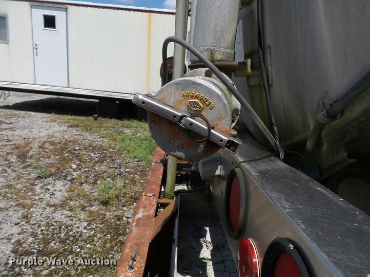 image for item DE7897 1973 Heil tank trailer