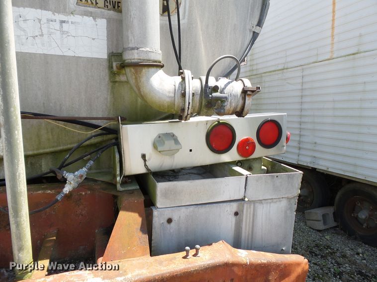 image for item DE7897 1973 Heil tank trailer