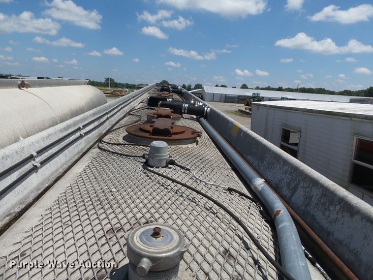 image for item DE7897 1973 Heil tank trailer