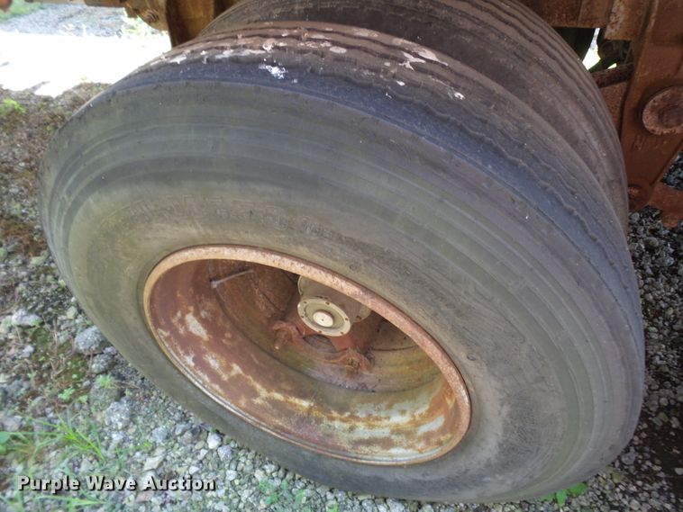 image for item DE7897 1973 Heil tank trailer