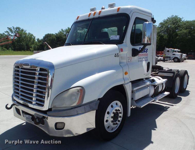 image for item DF0775 2008 Freightliner Cascadia 125 semi truck