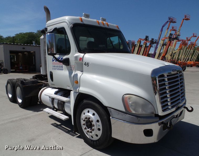 image for item DF0775 2008 Freightliner Cascadia 125 semi truck