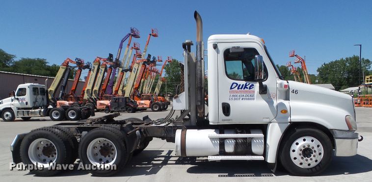 image for item DF0775 2008 Freightliner Cascadia 125 semi truck