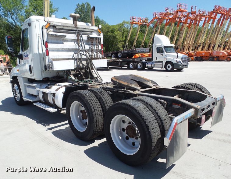 image for item DF0775 2008 Freightliner Cascadia 125 semi truck