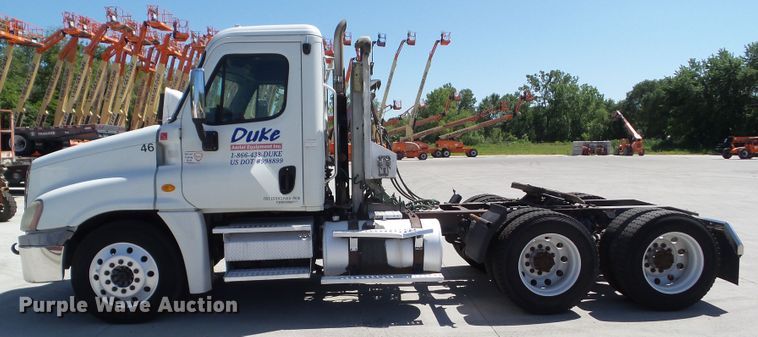 image for item DF0775 2008 Freightliner Cascadia 125 semi truck