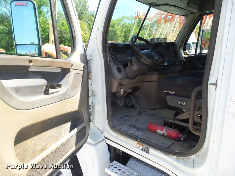 image for item DF0775 2008 Freightliner Cascadia 125 semi truck