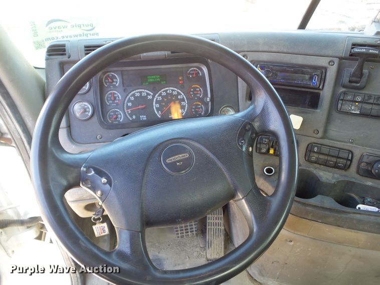 image for item DF0775 2008 Freightliner Cascadia 125 semi truck