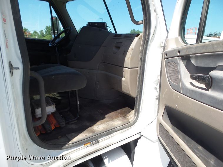 image for item DF0775 2008 Freightliner Cascadia 125 semi truck