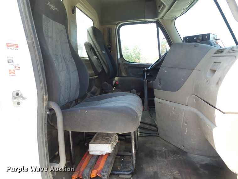 image for item DF0775 2008 Freightliner Cascadia 125 semi truck