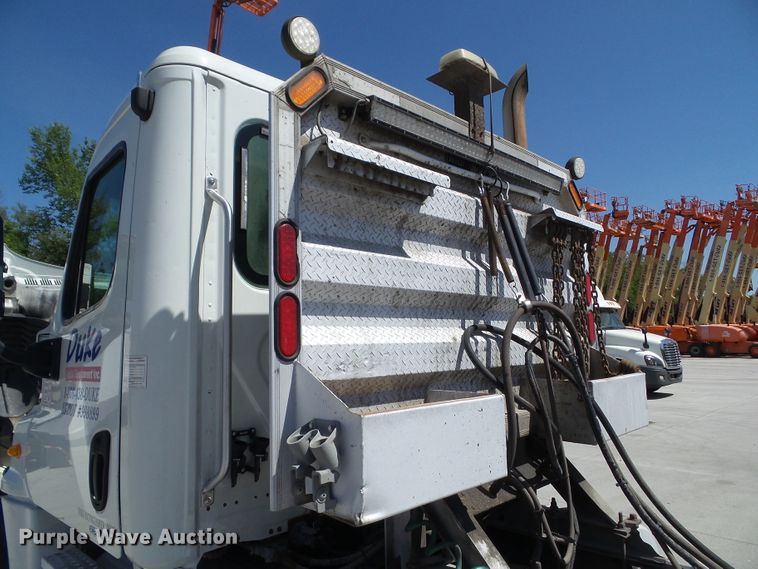 image for item DF0775 2008 Freightliner Cascadia 125 semi truck