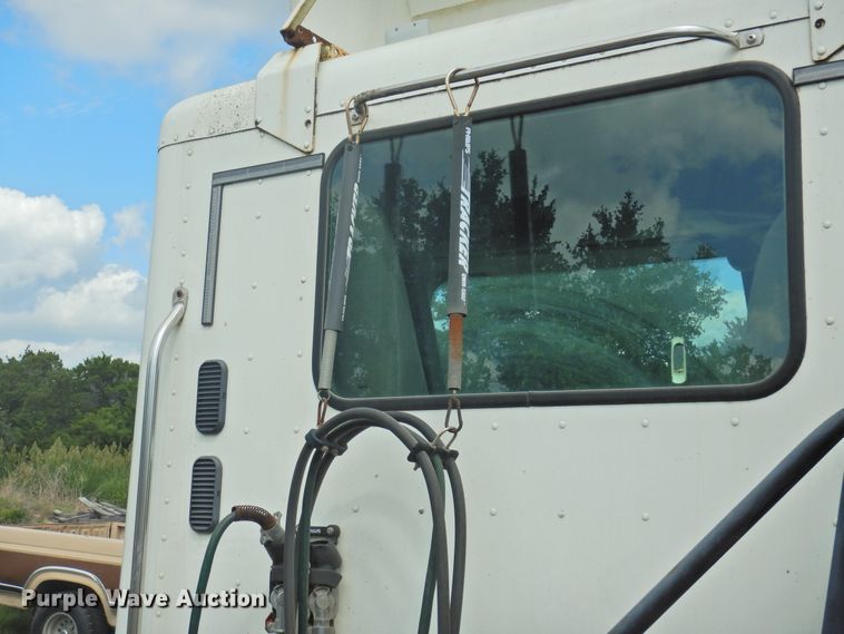 image for item DF2566 2009 Freightliner CL120T semi truck
