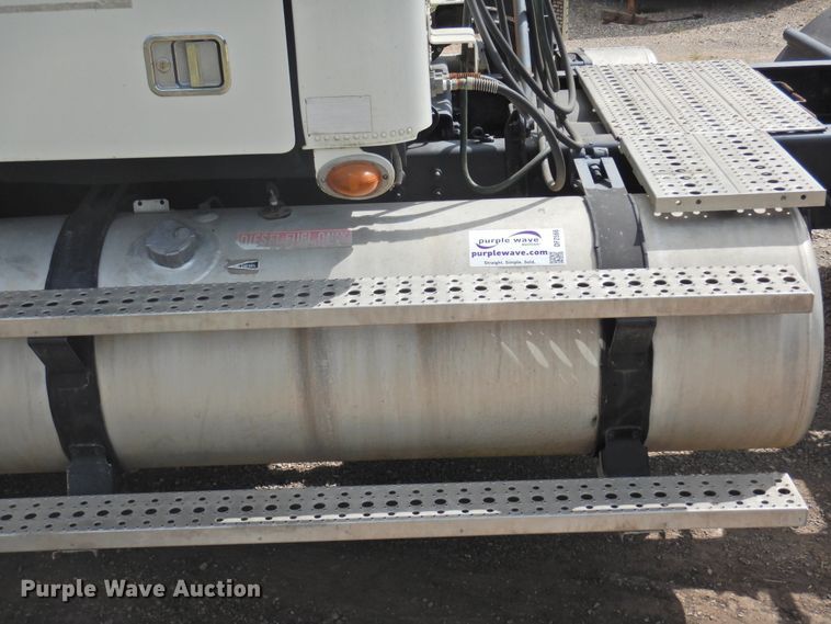 image for item DF2566 2009 Freightliner CL120T semi truck