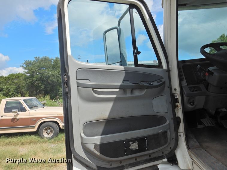 image for item DF2566 2009 Freightliner CL120T semi truck