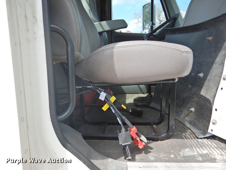 image for item DF2566 2009 Freightliner CL120T semi truck