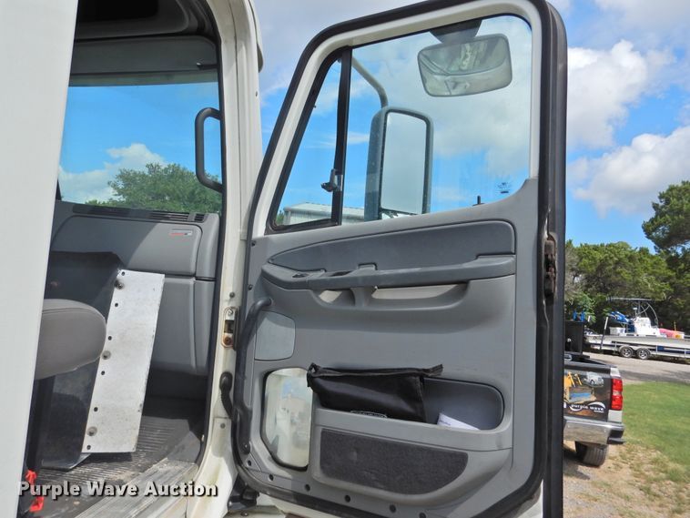 image for item DF2566 2009 Freightliner CL120T semi truck