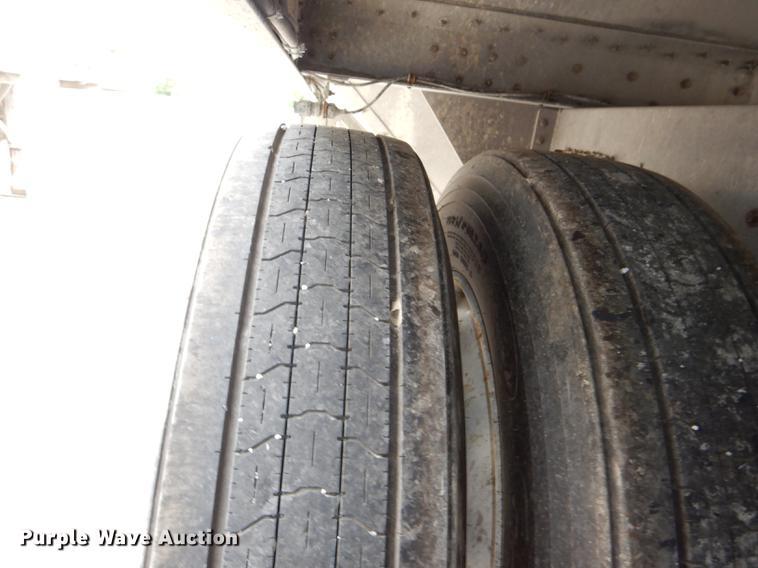 image for item DG1074 2006 Corn Husker 800 double hopper bottom grain trailer