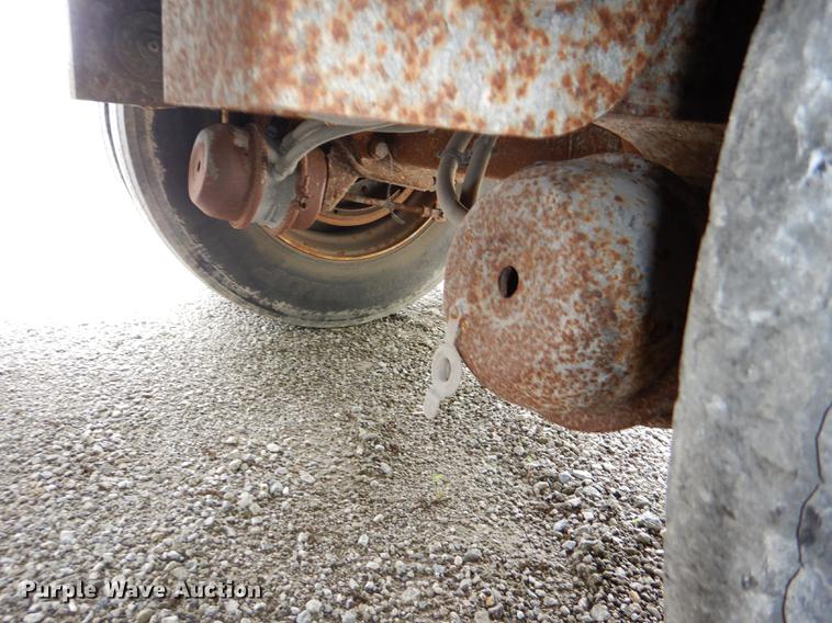 image for item DG1074 2006 Corn Husker 800 double hopper bottom grain trailer