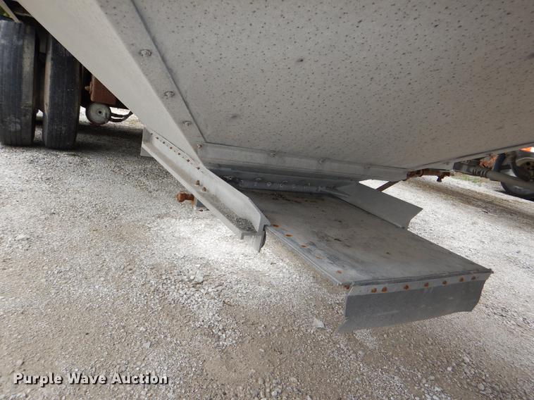 image for item DG1074 2006 Corn Husker 800 double hopper bottom grain trailer