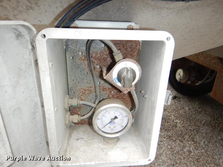 image for item DG1074 2006 Corn Husker 800 double hopper bottom grain trailer