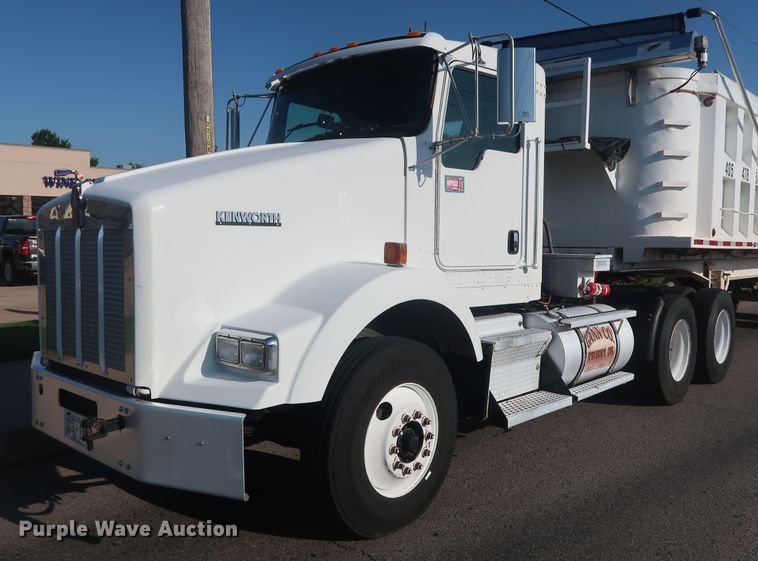 image for item DG4065 2005 Kenworth T800 semi truck