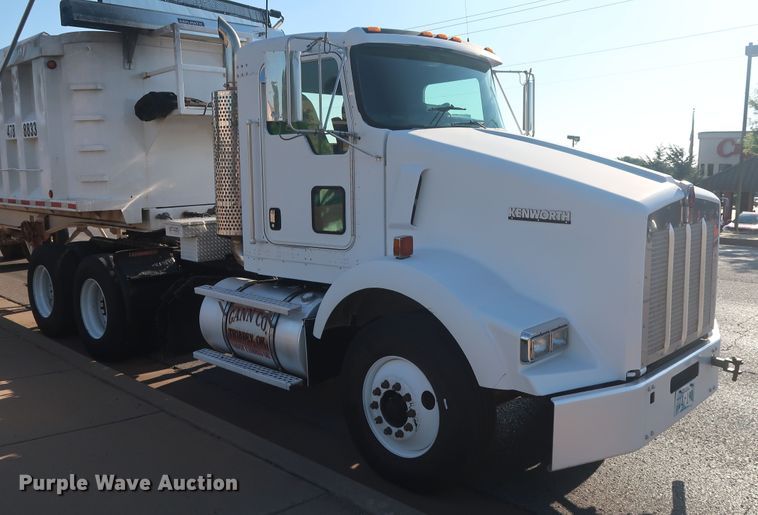 image for item DG4065 2005 Kenworth T800 semi truck