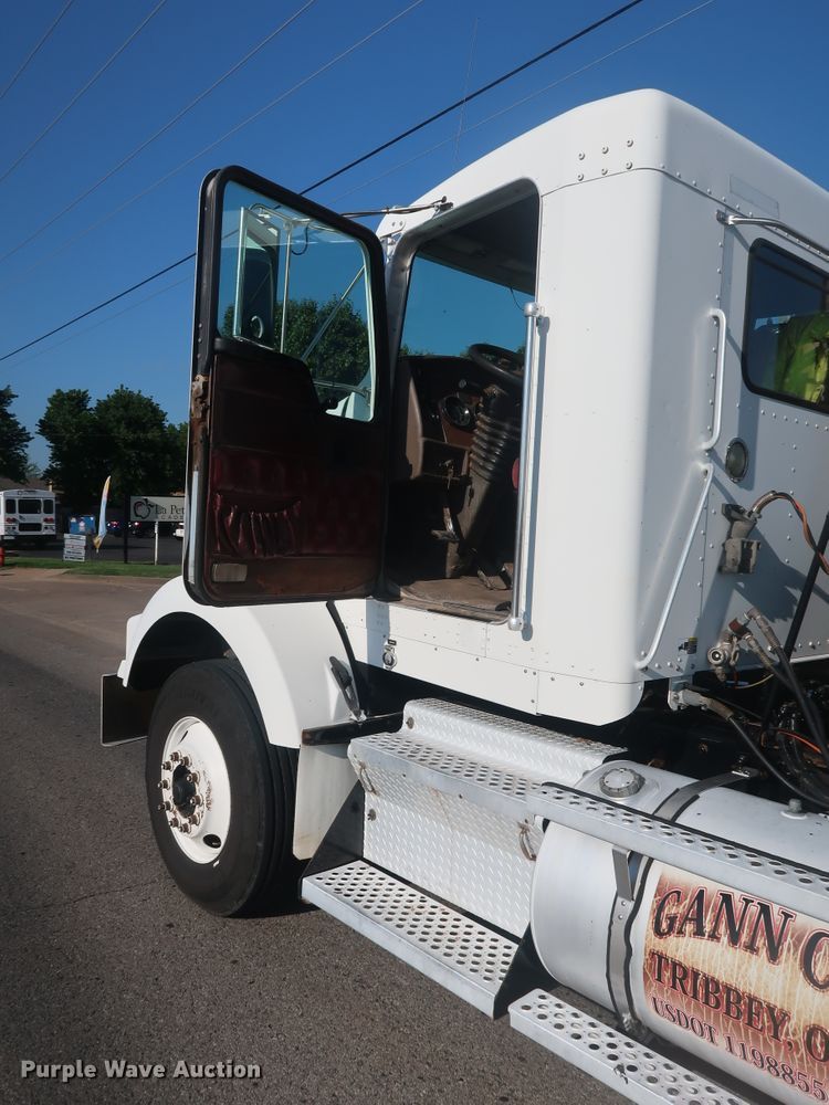 image for item DG4065 2005 Kenworth T800 semi truck