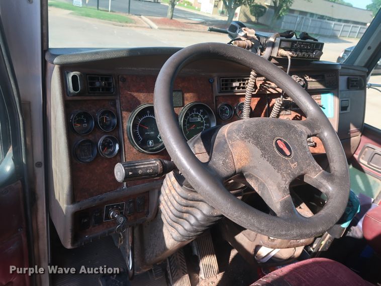 image for item DG4065 2005 Kenworth T800 semi truck